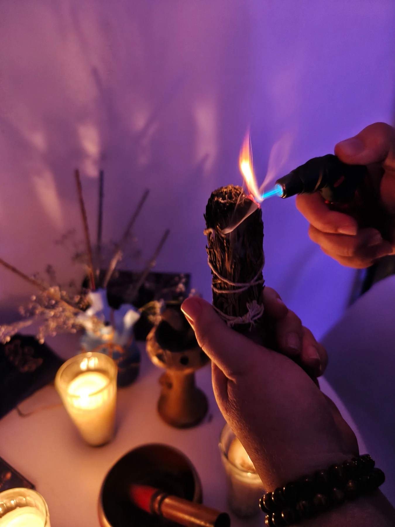 Esoteric Night con salvia encendida